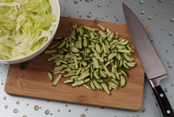 Салат айсберг с огурцами и яблоком
