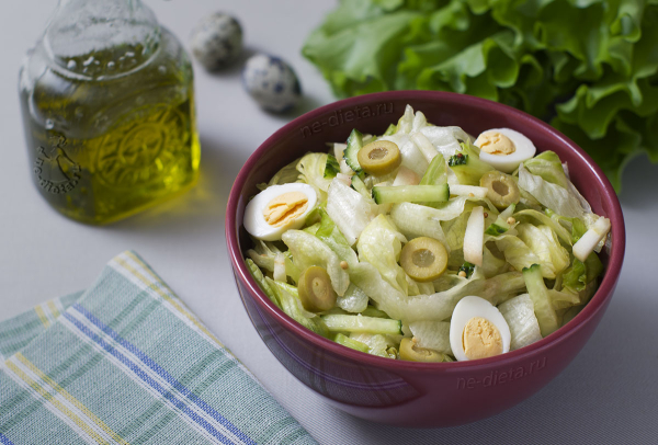 Салат айсберг с огурцами и яблоком