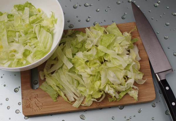 Салат айсберг с огурцами и яблоком