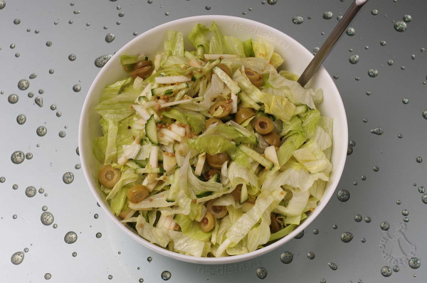 Салат айсберг с огурцами и яблоком
