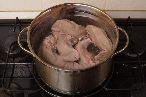 Язык с грибами и орехами