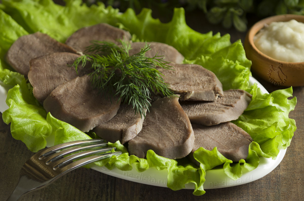 Язык свиной отварной