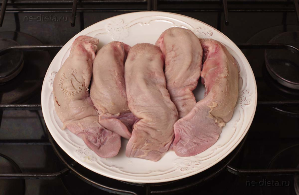 Язык с грибами и орехами