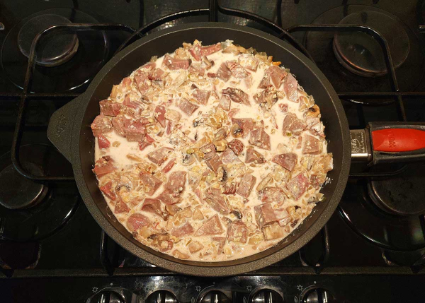 Язык с грибами и орехами