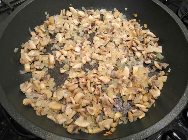 Язык с грибами и орехами