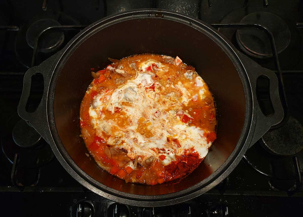 Говядина в сметанном соусе с овощами