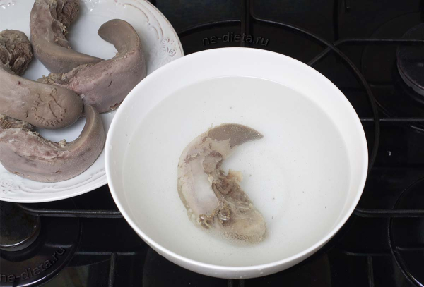 Язык с грибами и орехами