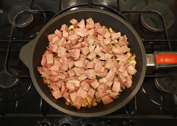 Язык с грибами и орехами