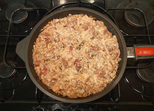 Язык с грибами и орехами