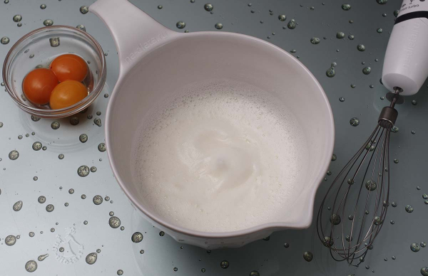 Шоколадный кекс с черной смородиной