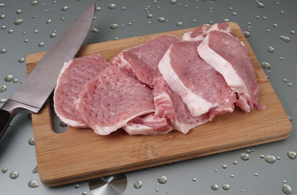 Свинина под сыром с помидорами и орехами Свинина под сыром с помидорами и орехами