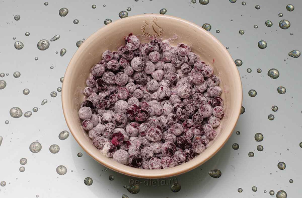 Шоколадный кекс с черной смородиной