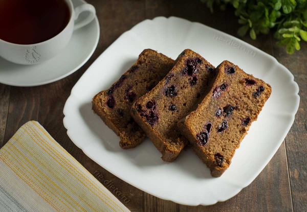 Шоколадный кекс с черной смородиной