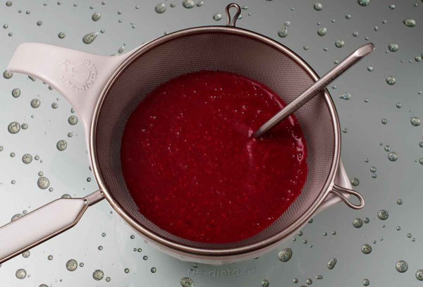 Шоколадный торт с малиной