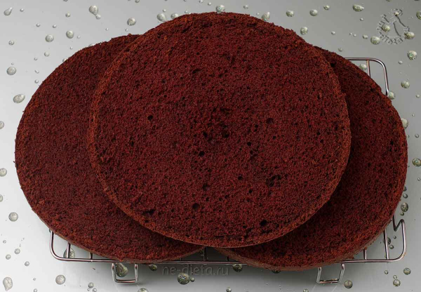 Шоколадный торт с малиной